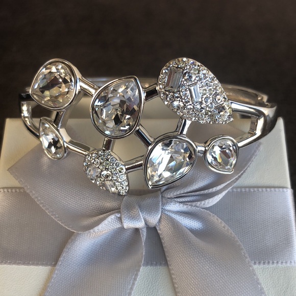 Beautiful Crystal Fashion Bracelet - Picture 3 of 13